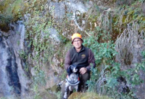 Antonio Campos con uno de sus perros durante la búsqueda en el coto