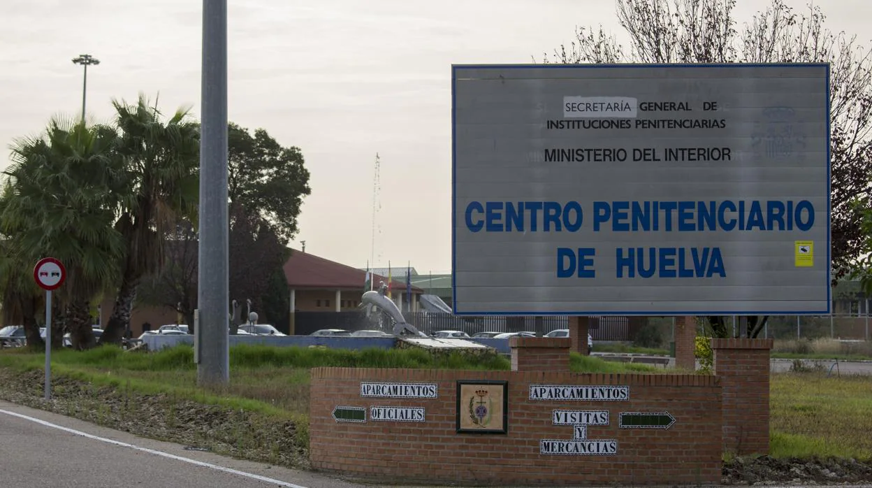 Acceso principal a la prisión de Huelva