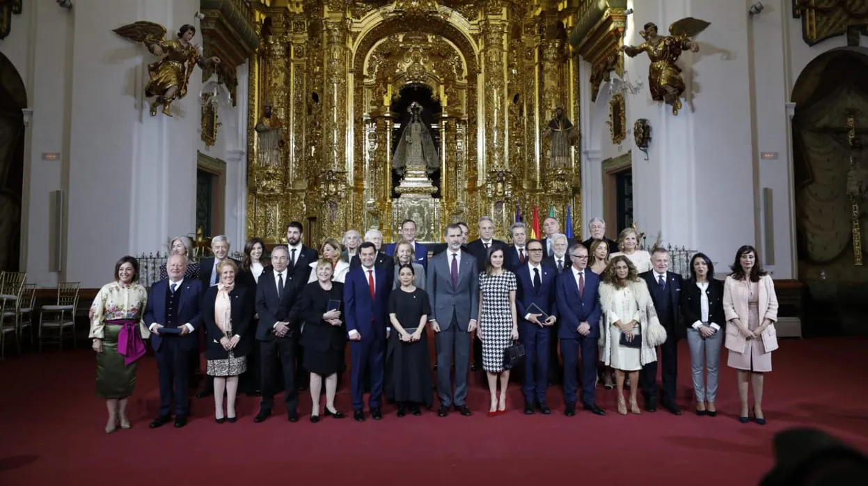 Foto de familia de la entrega de medallas a las Bellas Artes en Córdoba