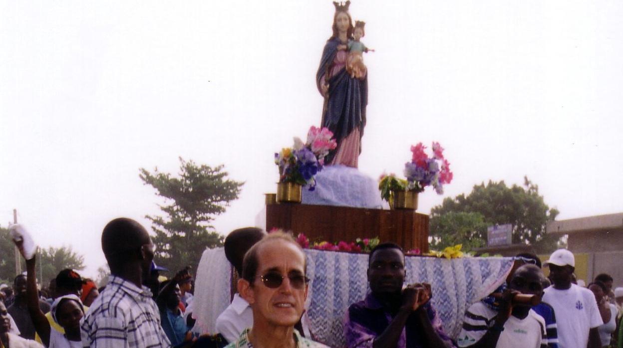 El salesian0 en una imagen de 2004 en la que presidía una procesión Lomé, la capital de Togo.