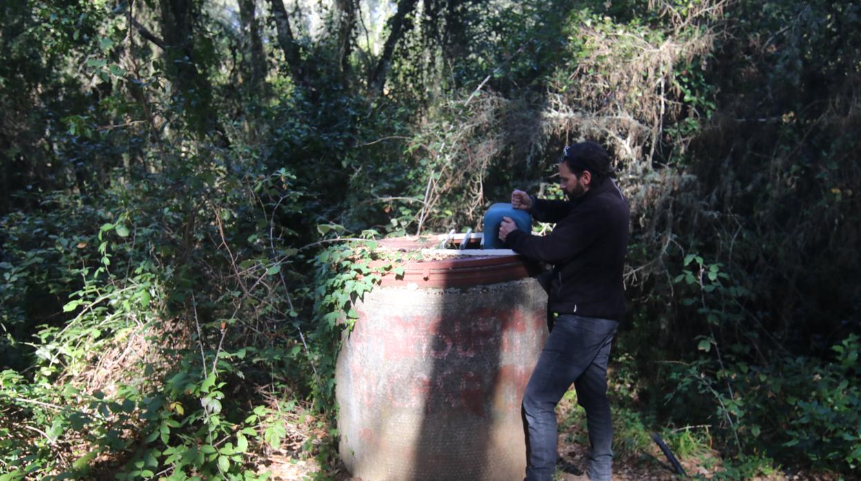 Uno de los pozos localizado por los voluntarios y acordonado para evitar la caída de cualquier senderista