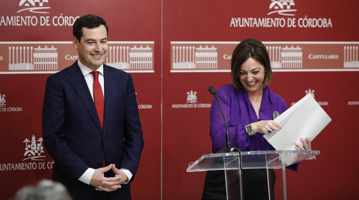 La alcaldesa sonríe ayer durante su comparecencia con el presidente de la Junta en el Ayuntamiento