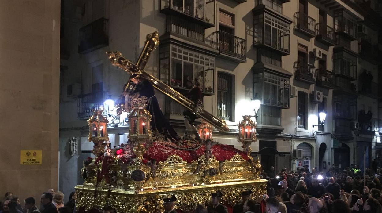 Procesión de Nuestro Padre Jesús Nazareno por una calle de Jaén