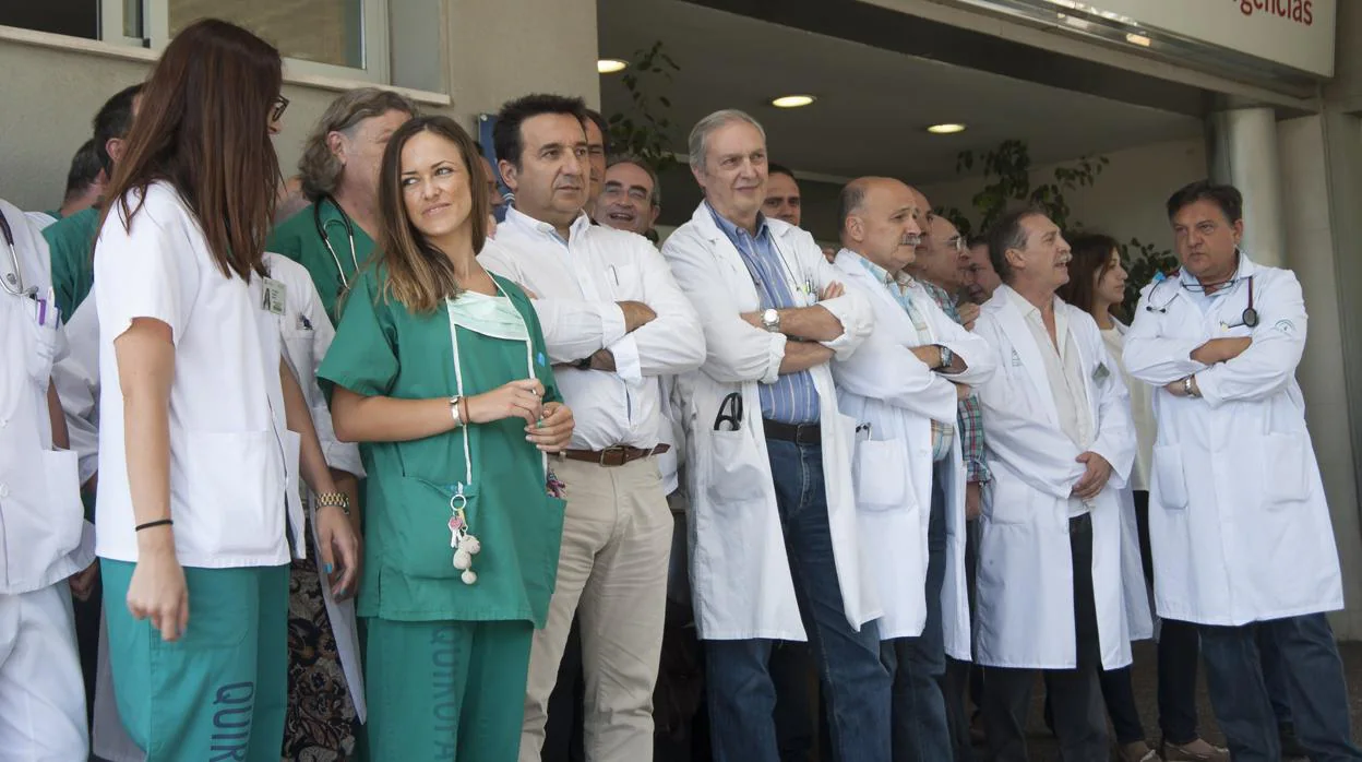 Profesionales sanitarios durante una protesta por sus condiciones laborales en un hospital de Málaga
