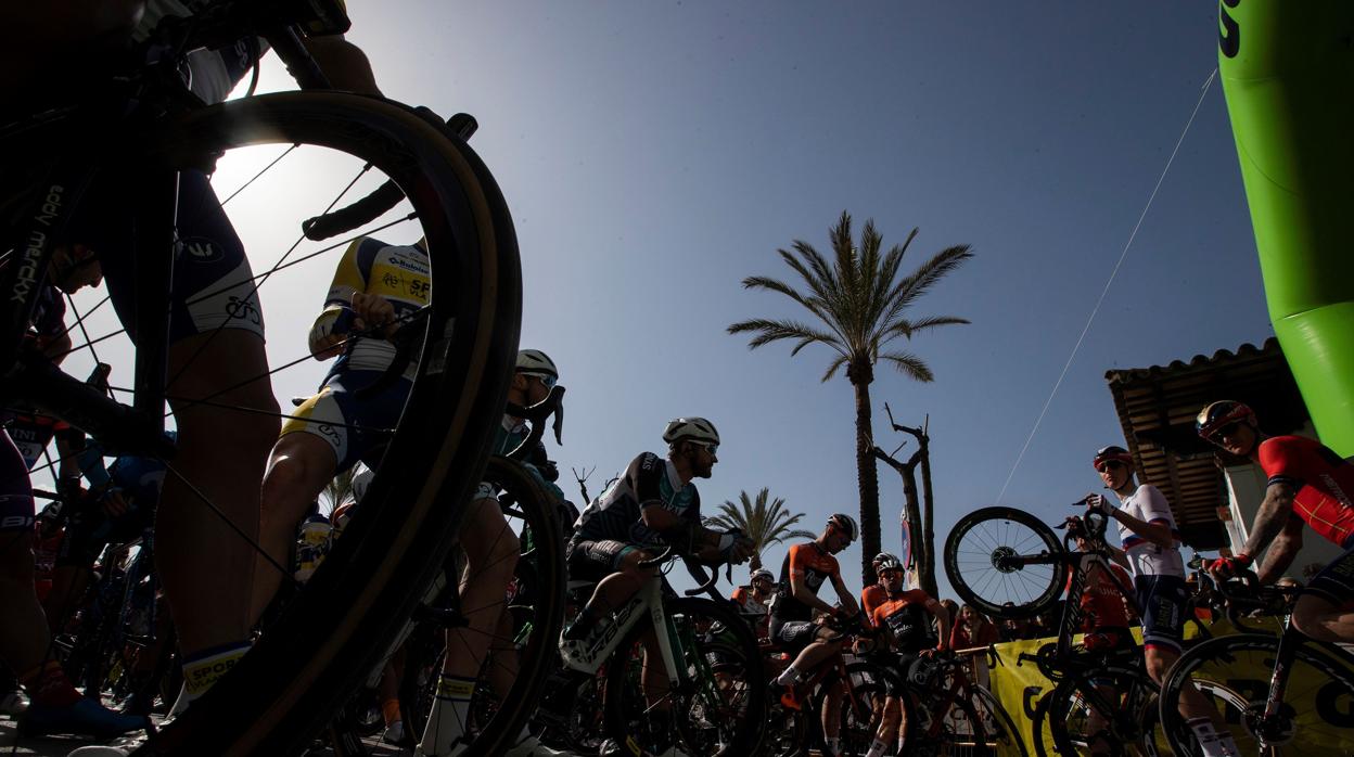 Ciclistas, este miércoles, en la primera etapa de la Vuelta a Andalucía