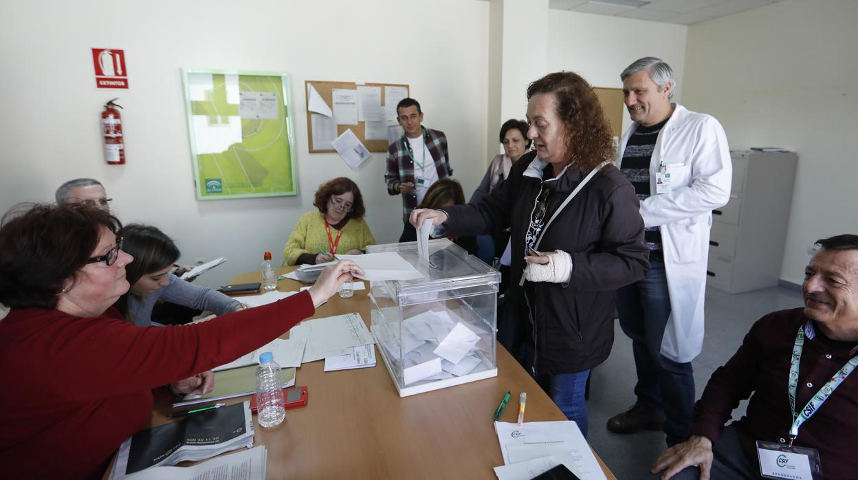 Varios profesionales votando en el centro médico de Lepanto