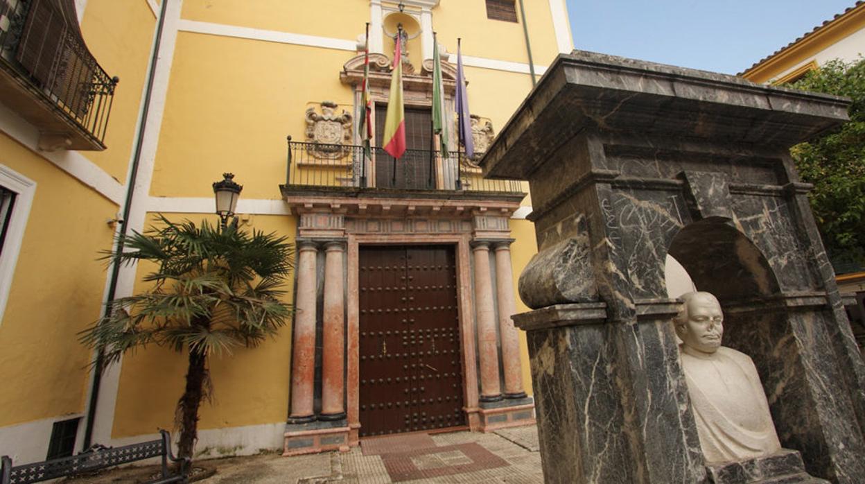 Portada principal del Instituto Aguilar y Eslava con el busto del fundador