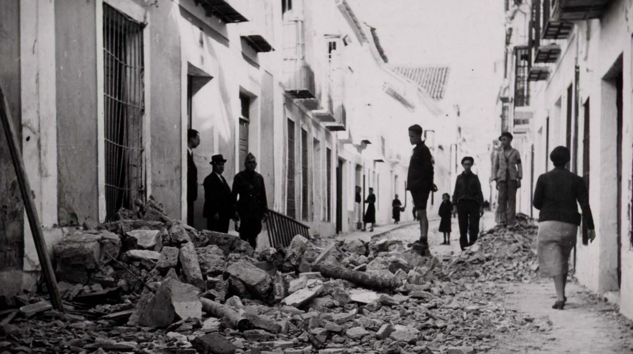 Efectos del bombardeo de 1938 en una calle de Cabra