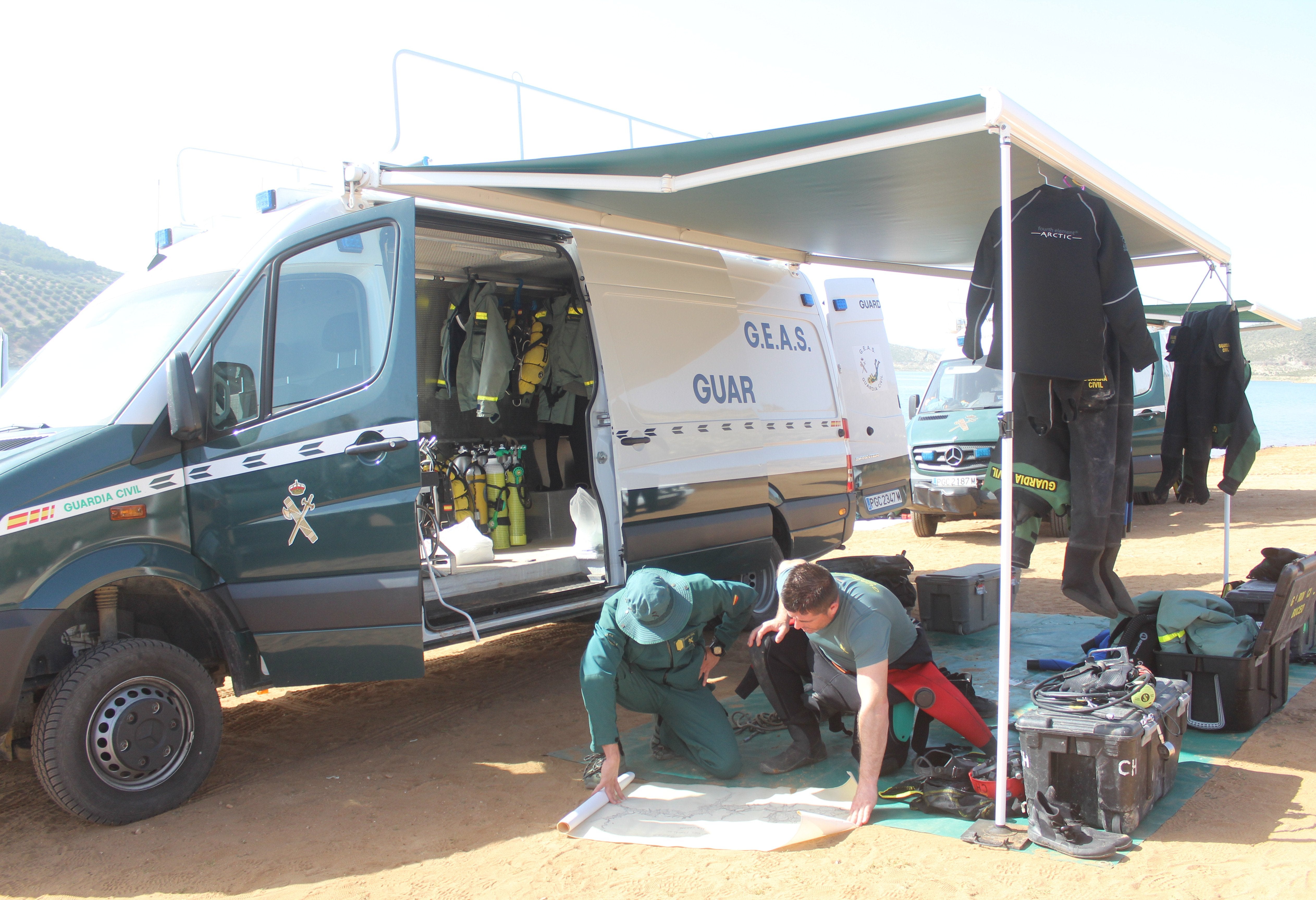 Agentes de la Guardia Civil preparan una de sus salidas en Iznájar