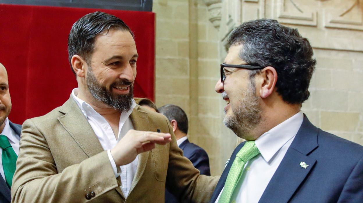 El líder de Vox Santiago Abascal con el presidente del grupo parlamentario Francisco Serrano