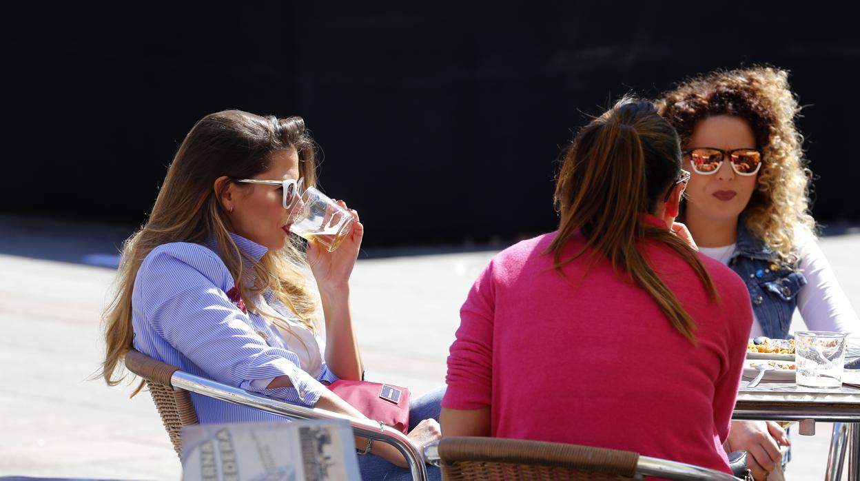 Un grupo de jóvenes disfruta del buen tiempo en una terraza