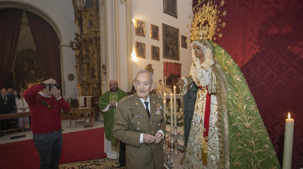 El general Ramón Serrano Rioja, junto a la Virgen de la Esperanza