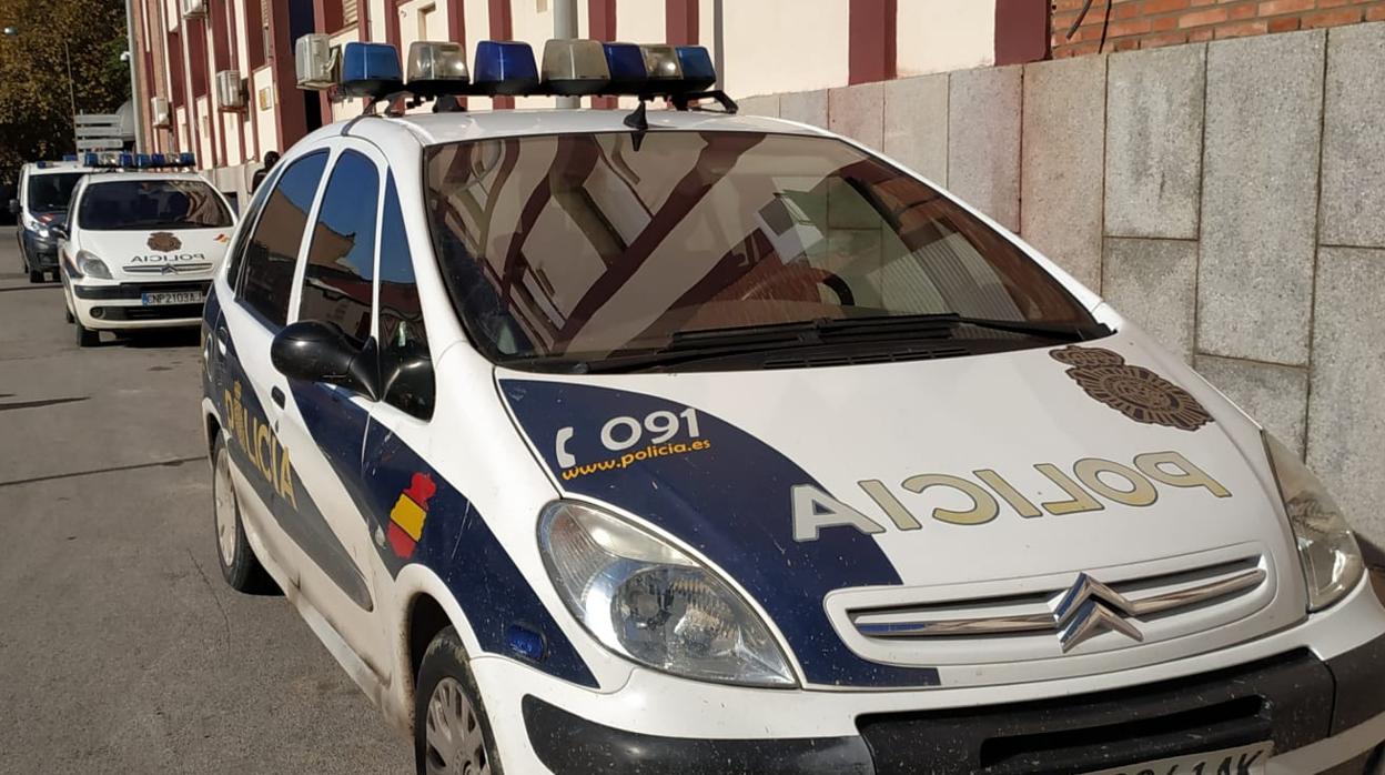 Imagen de vehículos policiales, ante la comisaría de La Línea