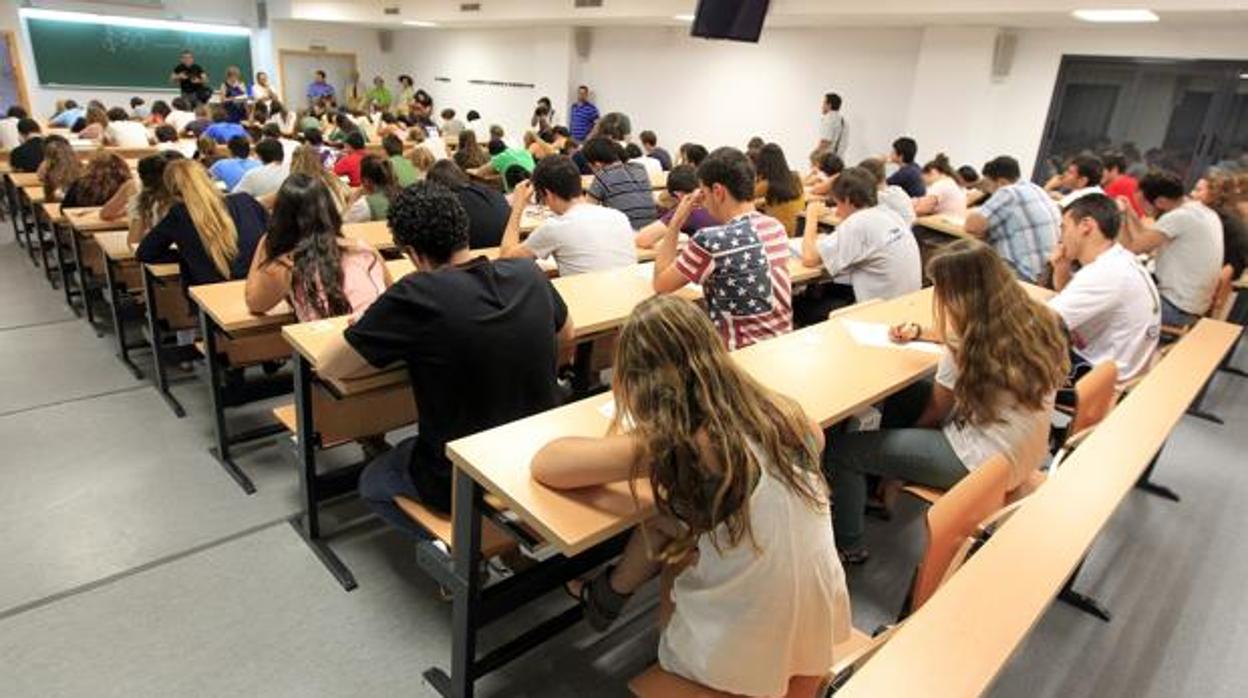 Alumnos en un aula universitaria