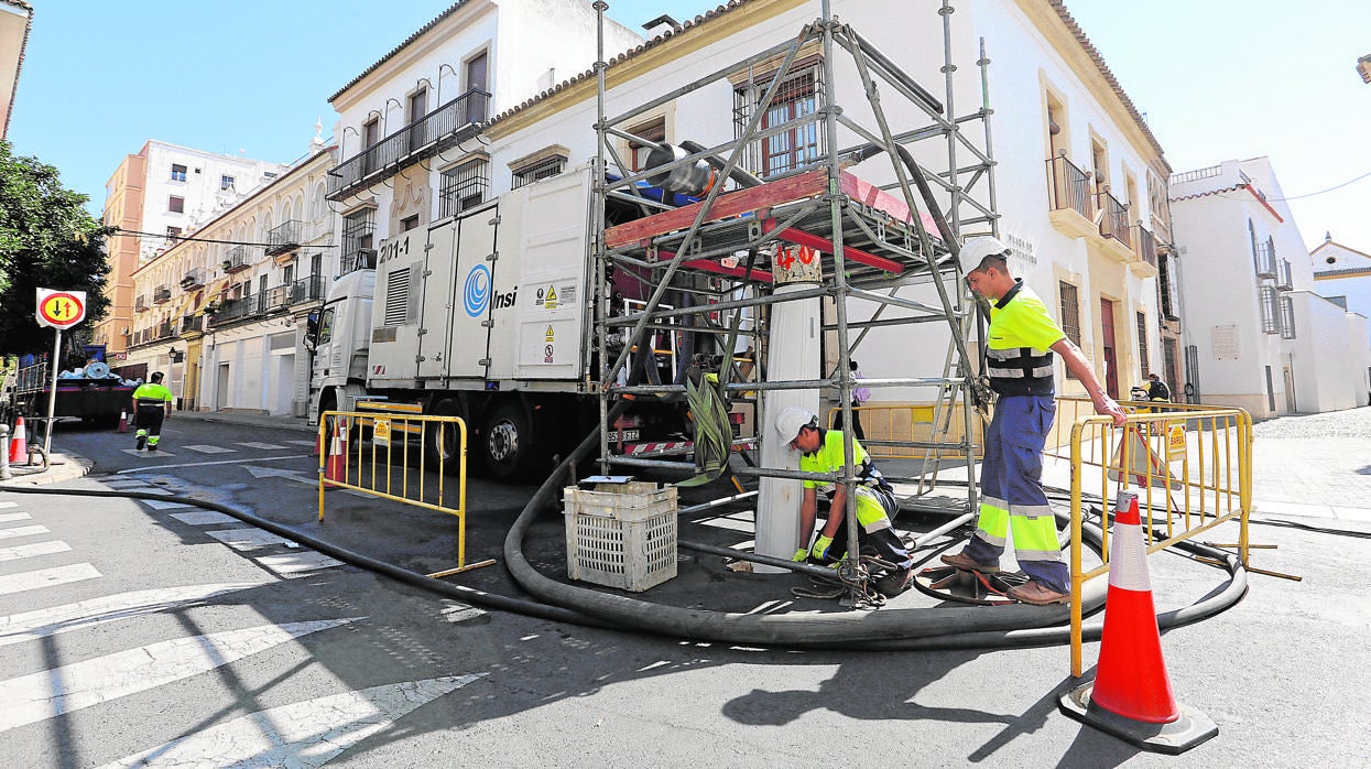 Operarios de Emacsa en una actuación en la calle Torres Cabrera el año pasado