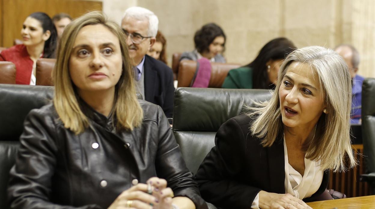 Marifrán Carazo junto a Patricia del Pozo, en el Parlamento andaluz