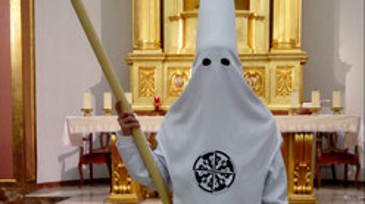 Hábito de nazareno de la hermandad de Presentación al Pueblo de Córdoba