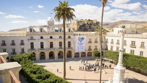 Un cartel en la fachada del Ayuntamiento celebra la designación como capital gastronómica