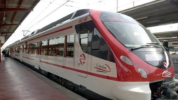 La vía Sevilla-Córdoba, cortada durante una hora al arrollar un tren un camión