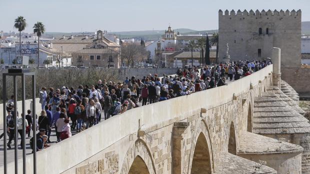 Miles de turistas abarrotan el Centro de Córdoba en el Día de Andalucía