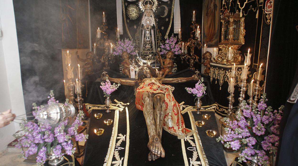 Besapiés del Santísimo Cristo del Remedio de Ánimas en la parroquia de San Lorenzo Mártir