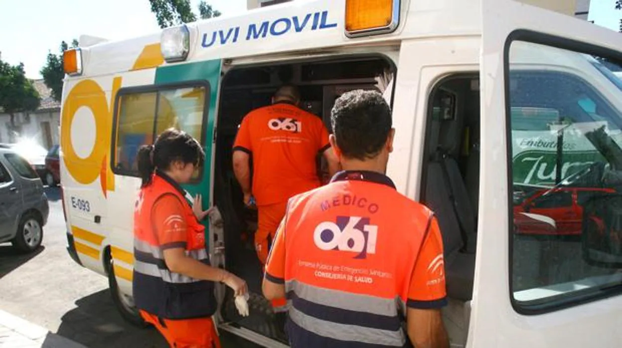 Una ambulancia del 061 con tres profesionales sanitarios