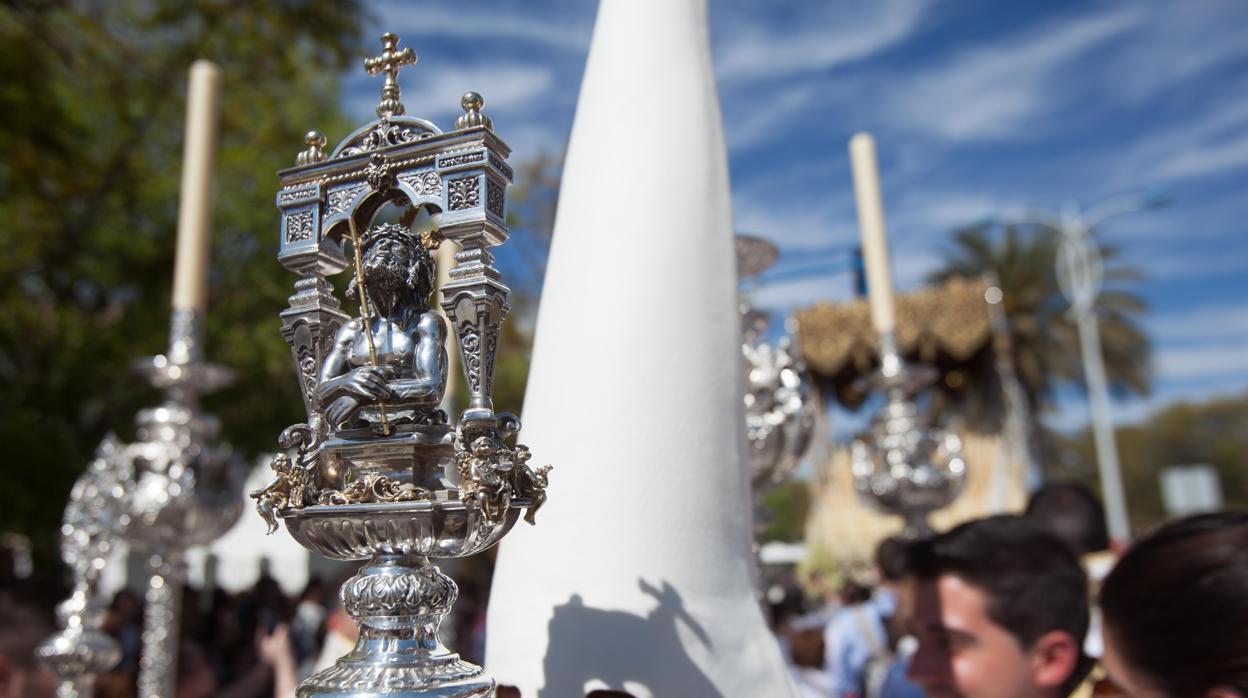 Nazareno de la cofradía de la Merced en su salida procesional el Lunes Santo en Córdoba