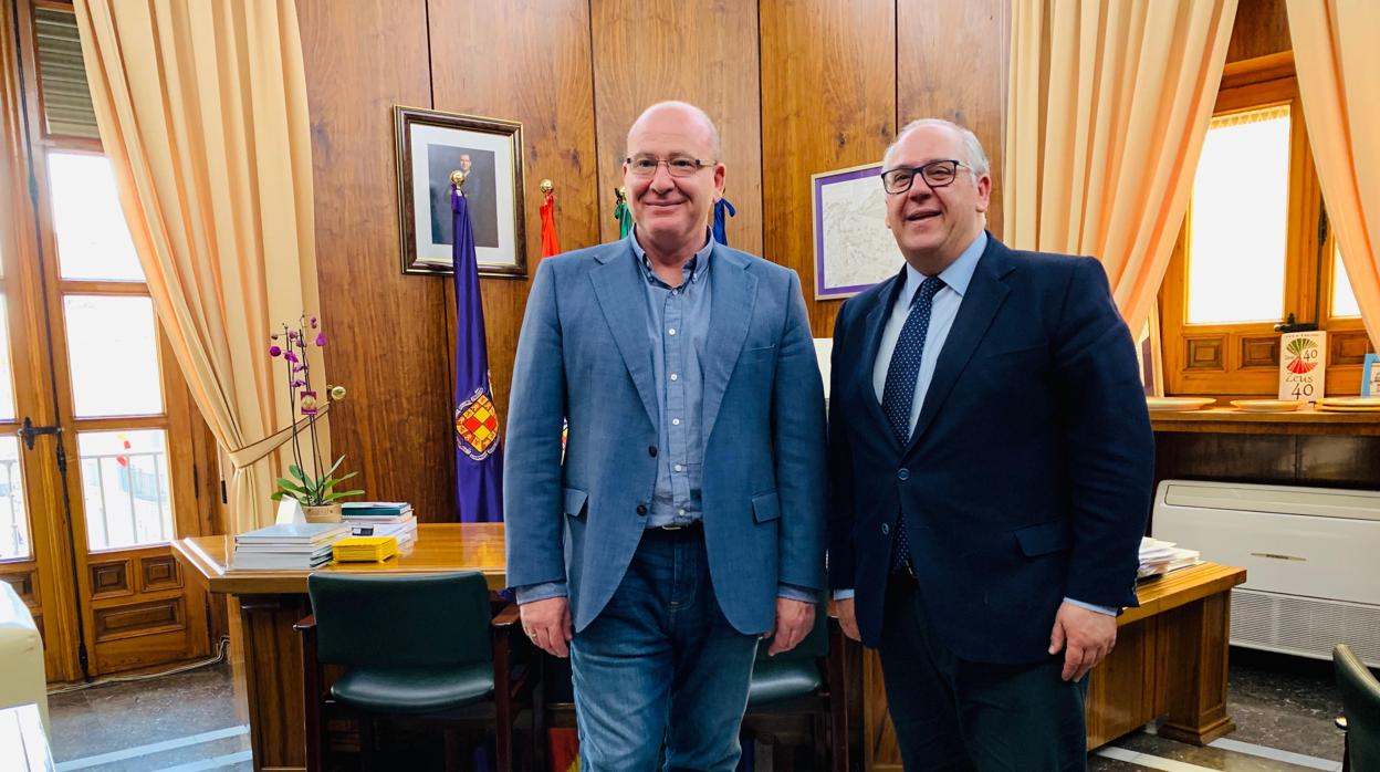 El alcalde de Jaén, Javier Márquez, a la izquierda, junto al delegado de Fomento, Jesús Estrella