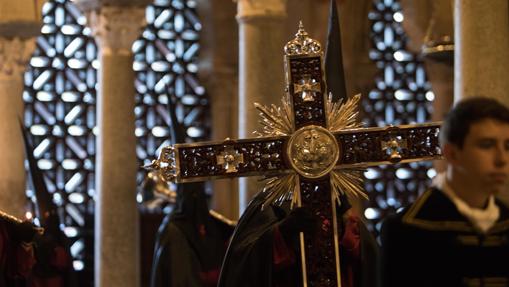 Nazarenos de las Penas en el interior de la Mezquita-Catedral de Córdoba