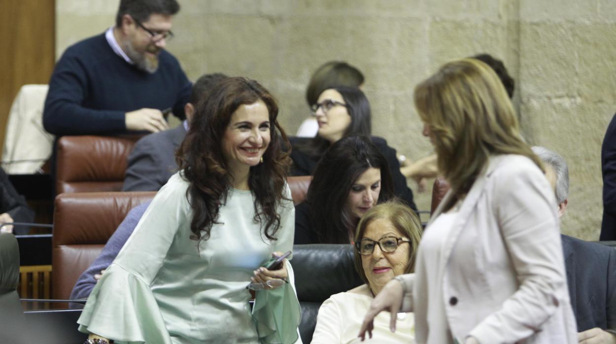 María Jesús Montero, junto a Susana Díaz en un pleno del Parlamento andaluz