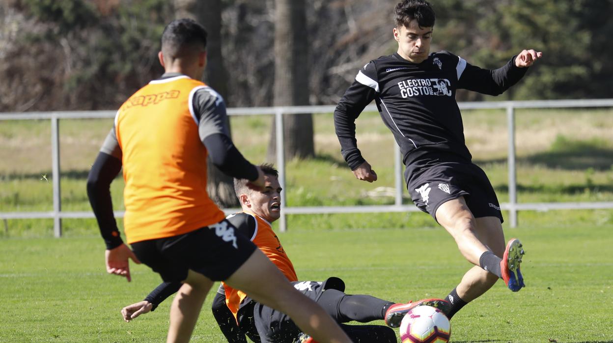 Aguado intenta conectar con el balón