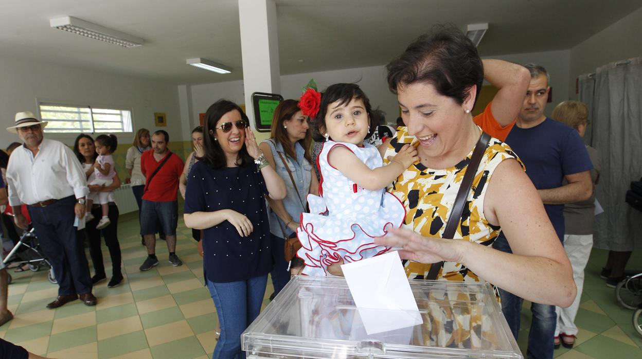 Una mujer vota en las pasadas elecciones municipales de Córdoba