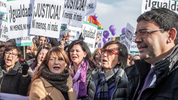 Brecha salarial en la Junta de Andalucía: sus funcionarios hombres cobran un 12 por ciento más que las mujeres