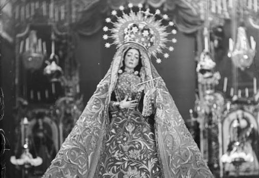 La Virgen de los Dolores, sin rostrillo, en una imagen que puede datar de hacia 1898