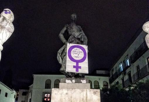 8-M | Las estatuas de Córdoba amanecen «decoradas» con mensajes feministas