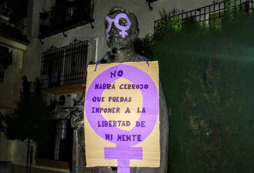 8-M | Las estatuas de Córdoba amanecen «decoradas» con mensajes feministas