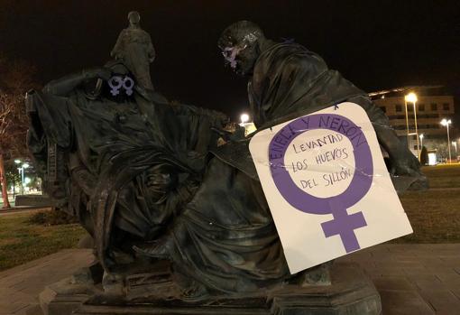 8-M | Las estatuas de Córdoba amanecen «decoradas» con mensajes feministas