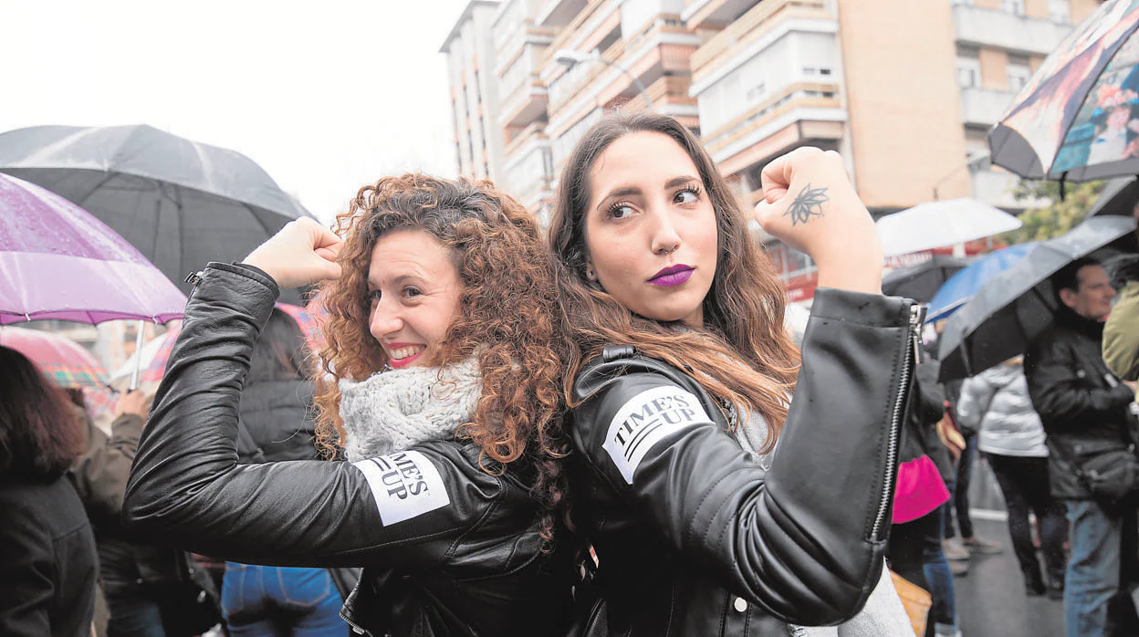 Dos jóvenes en la concentración del último 8-M en Córdoba