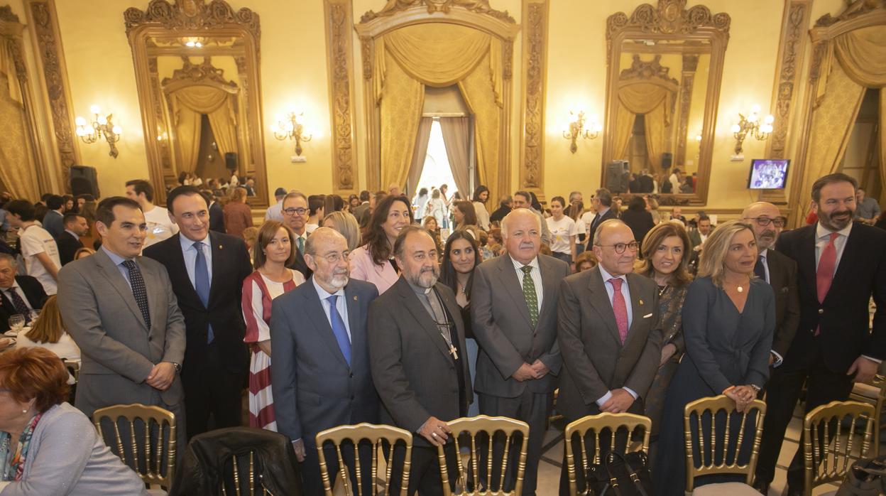 Juan José Aguirre, junto a las autoridades presentes en la comida benéfica