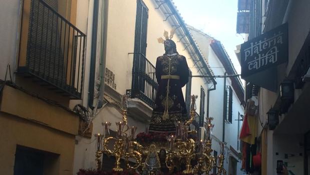 El Señor del Perdón de Córdoba ya se dirige hacia la Mezquita-Catedral