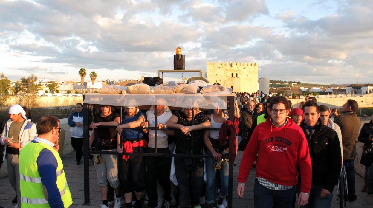 Ensayo de costaleros en el Puente Romano de Córdoba