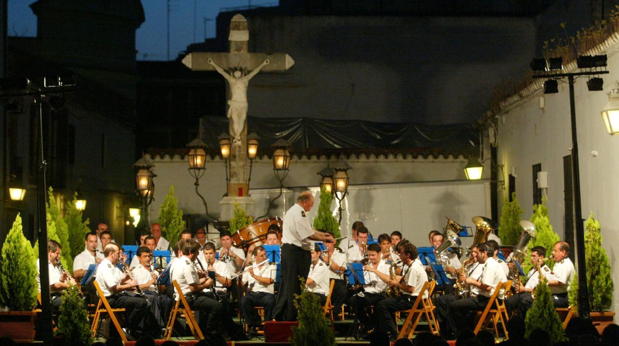 Banda de música Maestro Tejera de Sevilla en un concierto en la plaza de Capuchinos de Córdoba