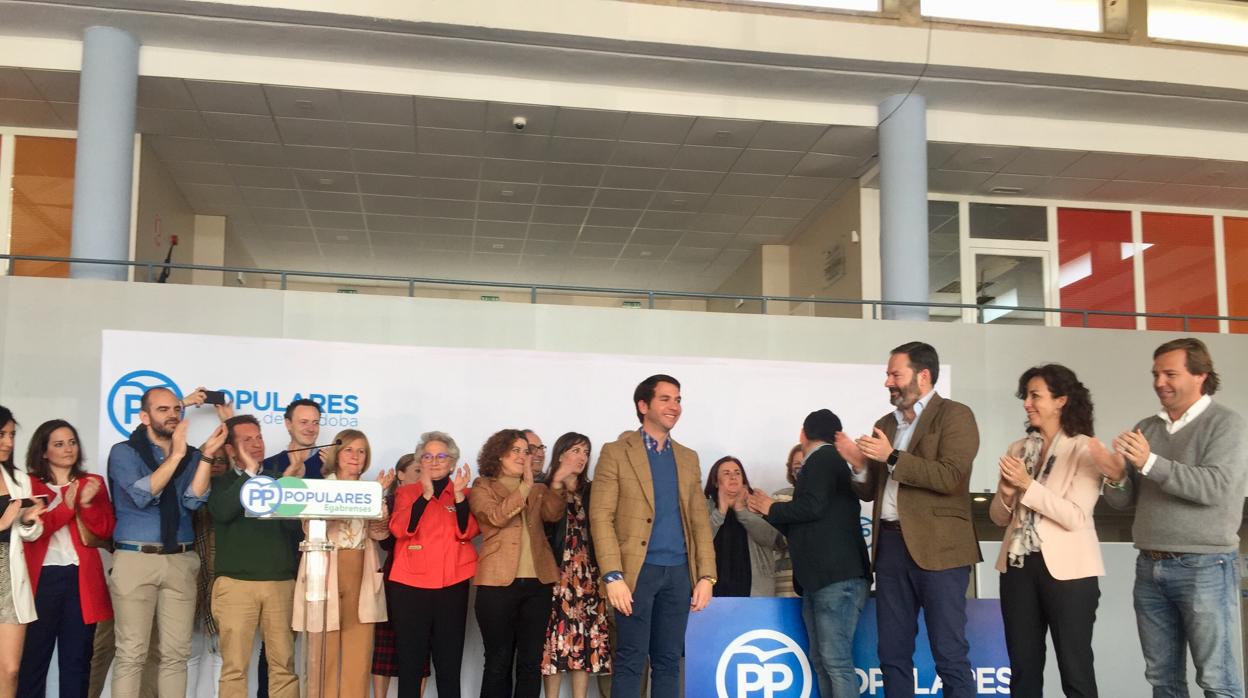 El candidato popular de Cabra, Fernando Priego, junto a compañeros del partido