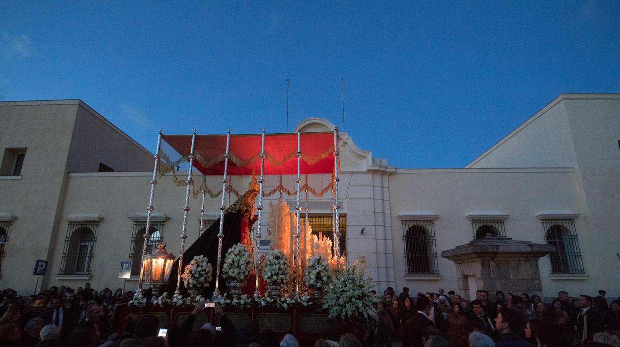 La Virgen de la O, al pasar por el centro cívico que se levanta en parte de la antigua Prisión Provincial de Córdoba