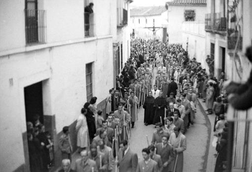 Cortejo de seglares que precedió al Cristo de la Misericordia