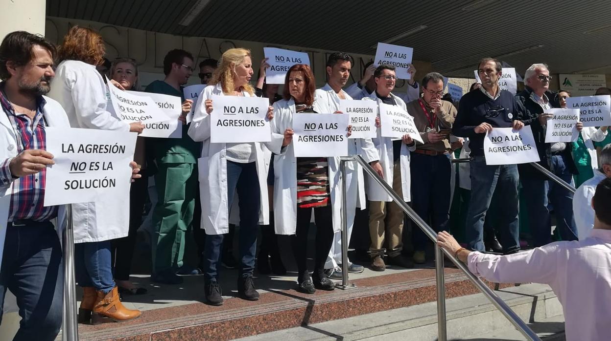Protesta en un hospital de Huelva tras las últimas agresiones a facultativos
