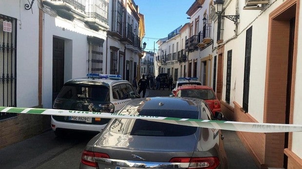 Degüella a su mujer y luego se suicida tirándose del  tejado en su casa de Huelva