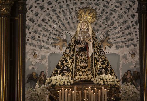 Nuestra Señora de los Dolores coronada en su camarín en San Jacinto