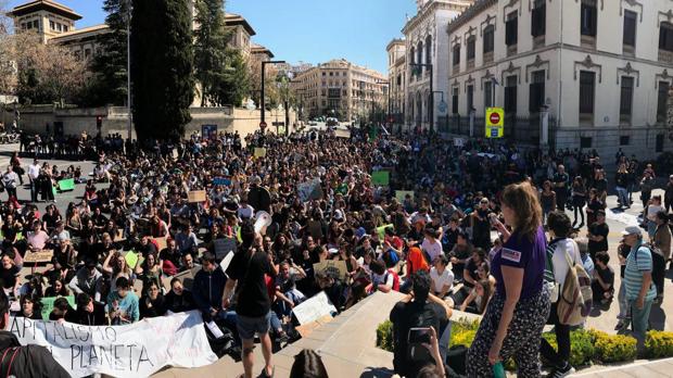 Miles de jóvenes claman contra el cambio climático en Andalucía: «Sin planeta no hay futuro»