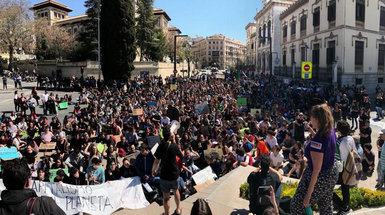 Más de un millar de jóvenes se han congregado en Granada contra el cambio climático.
